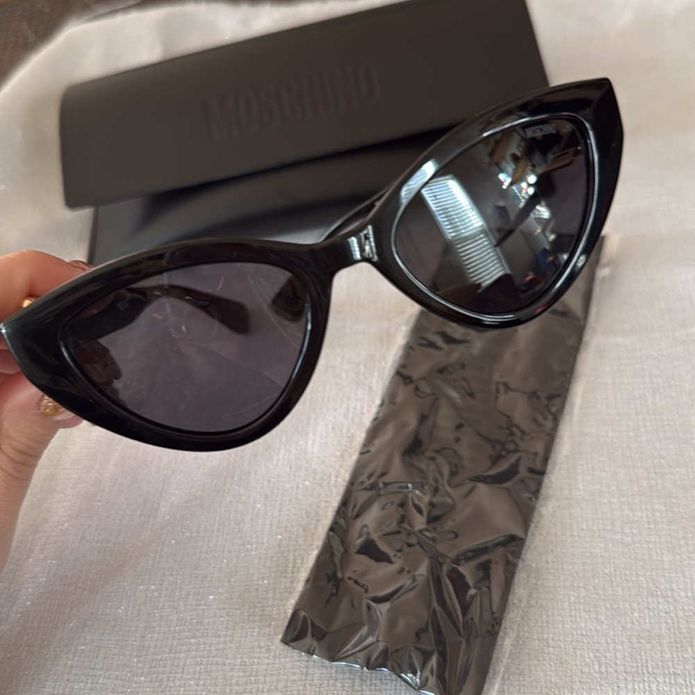 MOSCHINO CAT EYE SUNNIES - Picture 7 of 9